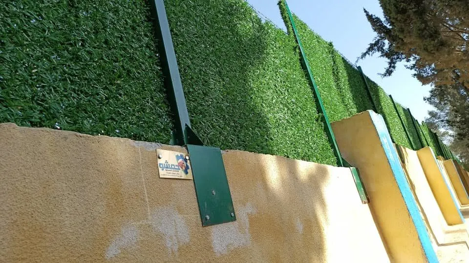 سور حجري مع ساتر أخضر — 2