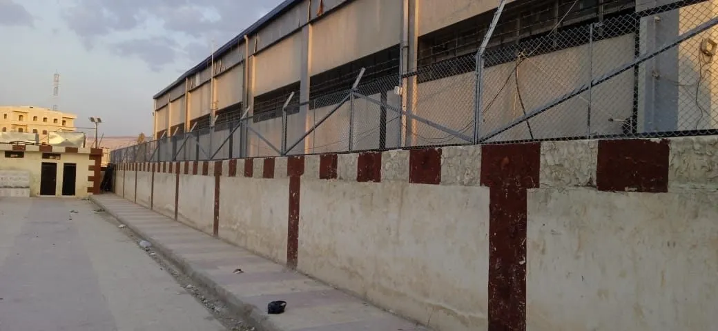 سور حجري مع ساتر أخضر — 3