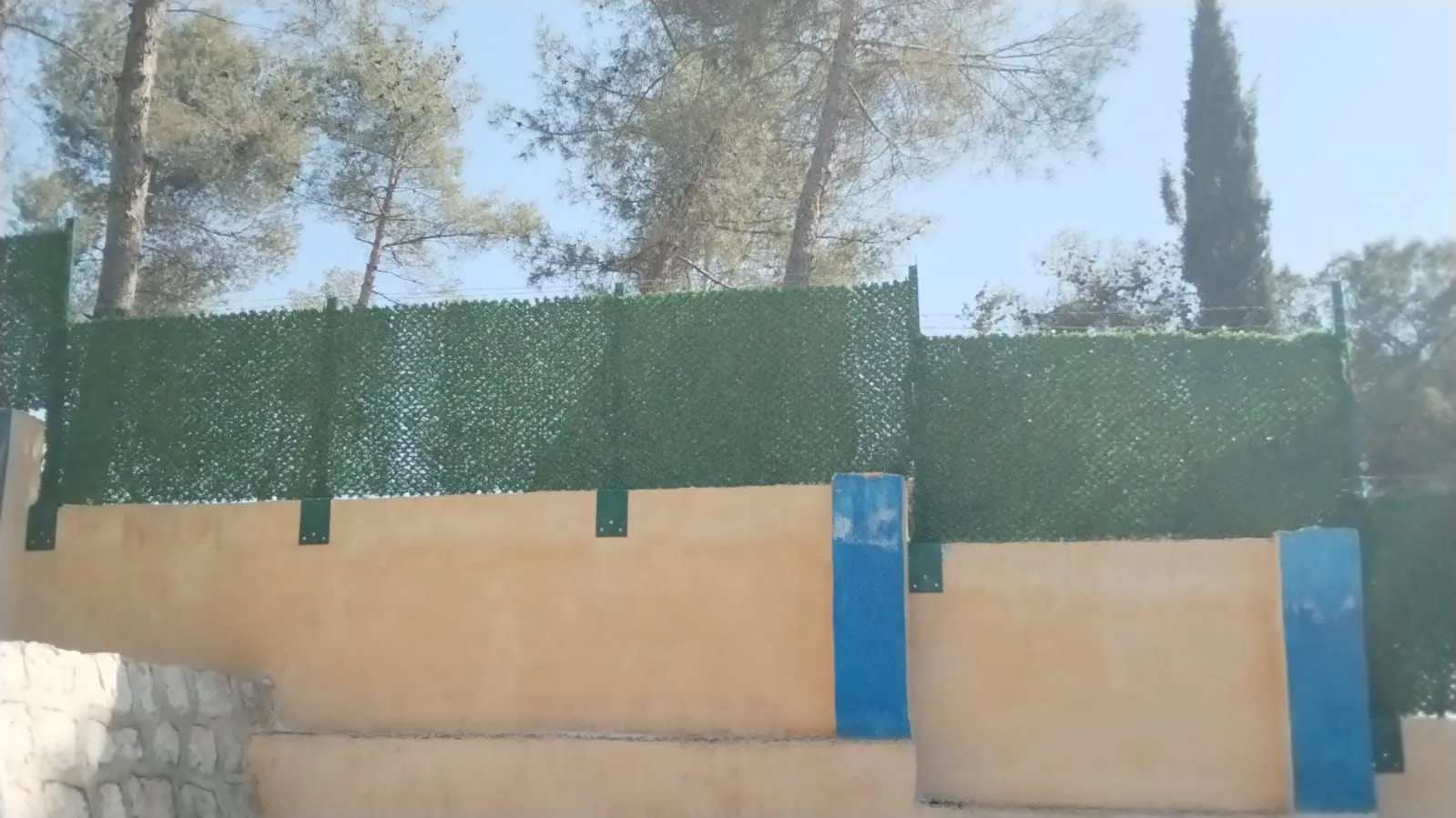 سور حجري مع ساتر أخضر — 4