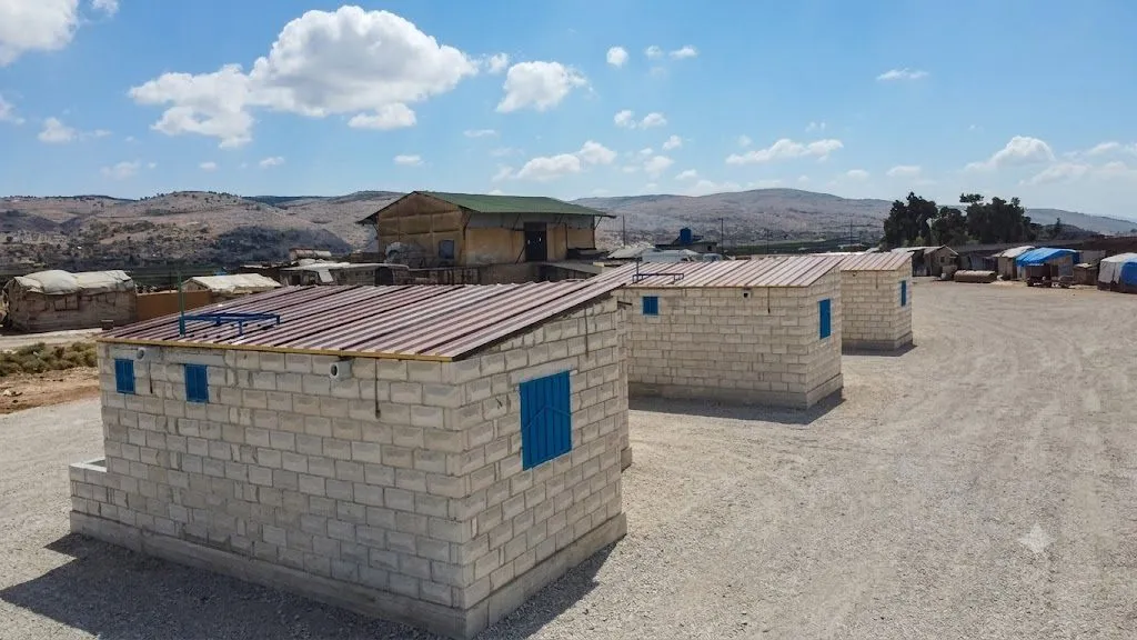 وحدات سكنية حجرية لمشروع إيواء
